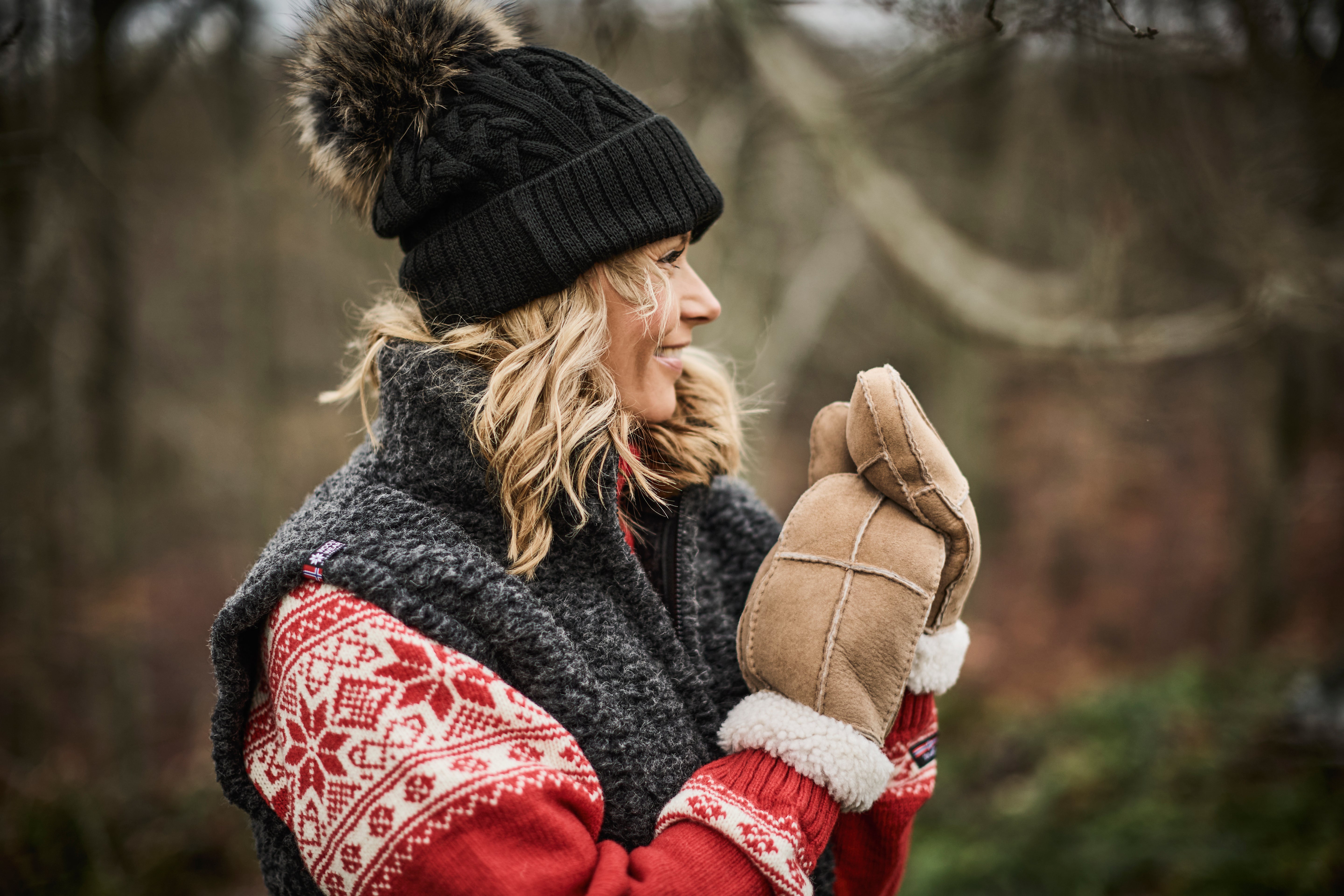 Rød norsk striktrøje af 100% ren uld.